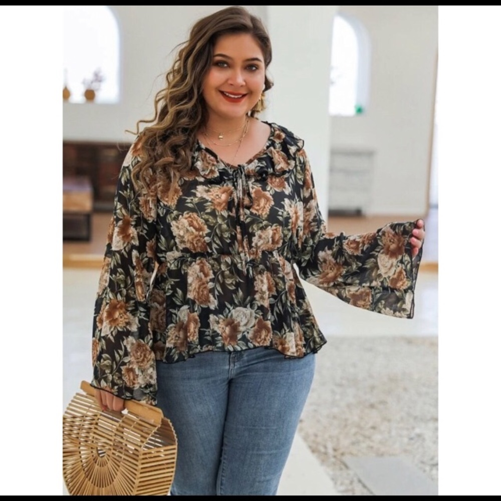 ✨PLUS Floral Peplum Blouse Bell Sleeve💕